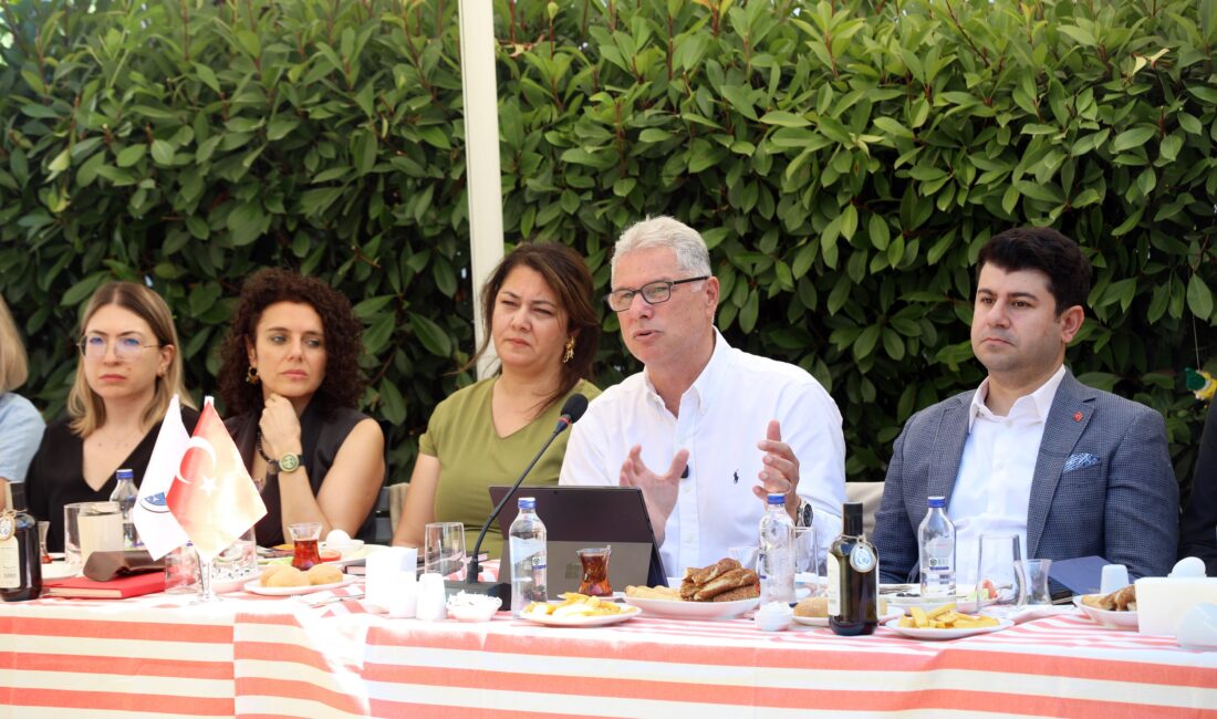 Mudanya Belediye Başkanı Deniz Dalgıç, ilçenin geleceğini muhtarlarla birlikte planlamak