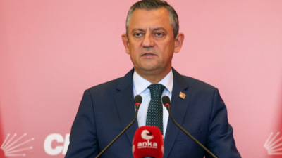 Özgür Özel, Yeni Parti’nin kuruluş evraklarını imzalayarak Cumhuriyet Halk Partisi’nden