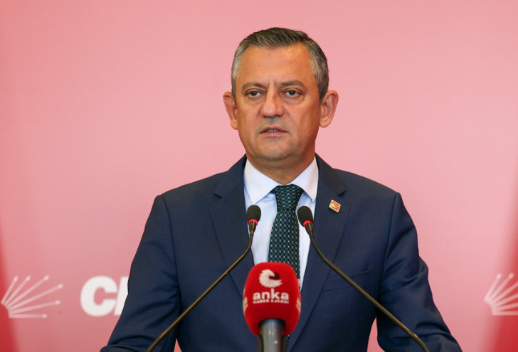Özgür Özel, Yeni Parti’nin kuruluş evraklarını imzalayarak Cumhuriyet Halk Partisi’nden