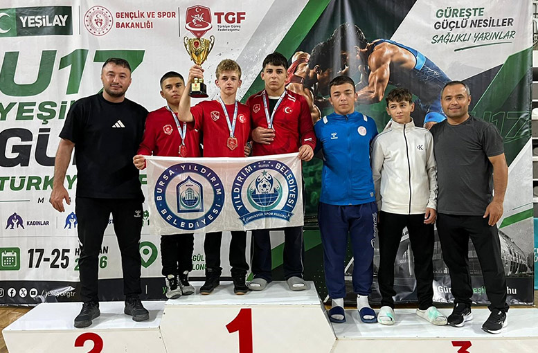 U17 Yıldızlar Güreş Şampiyonası'nda takım halinde ikinci olan Yıldırım Belediyespor,