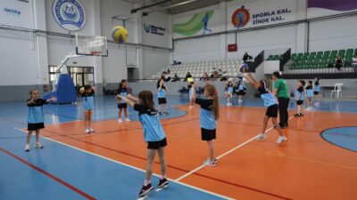 Yıldırım Belediyesi’nin düzenlediği Yaz Spor Okulları, binlerce çocuğu sporla buluşturuyor.