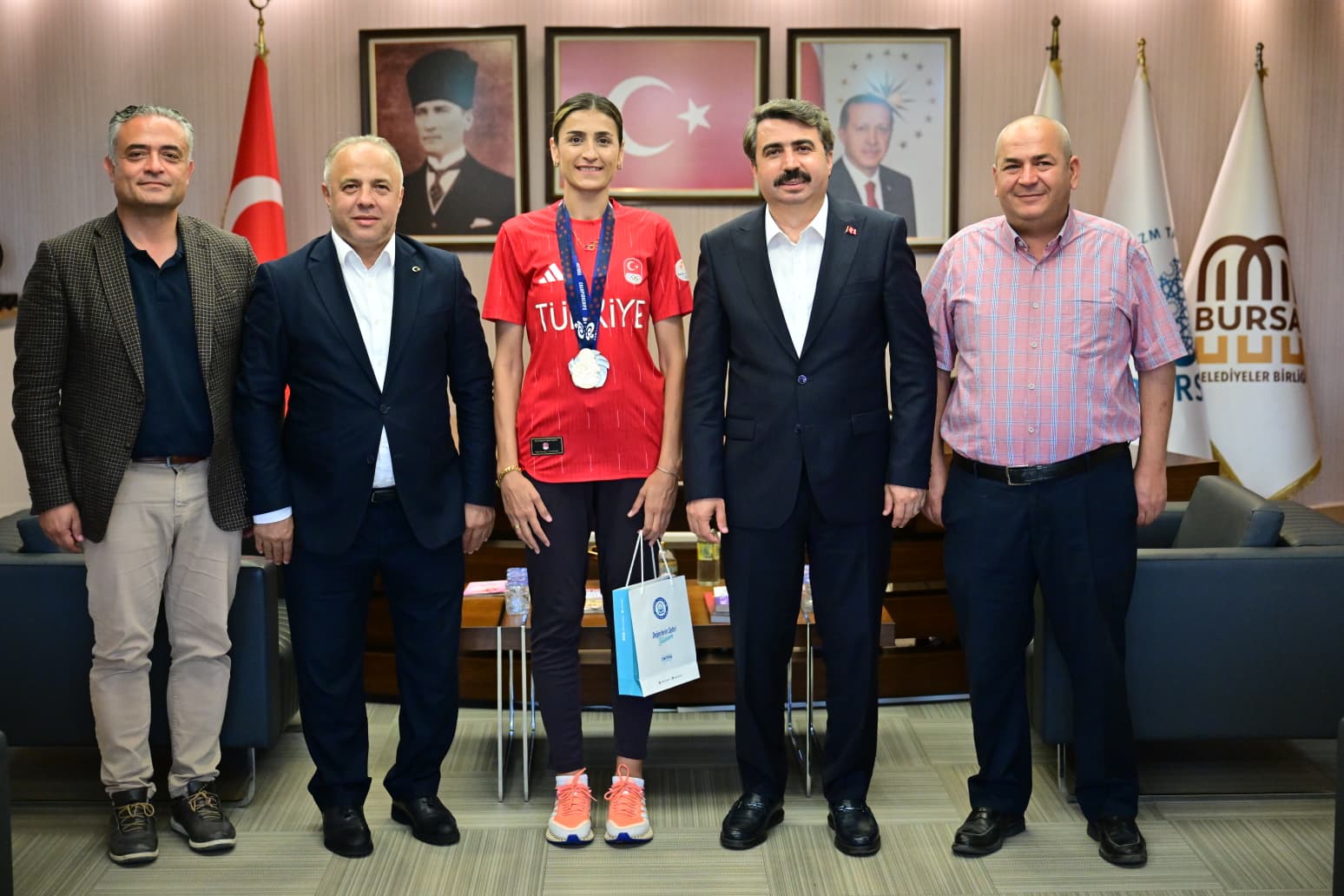 Kazakistan'da altın ve gümüş madalya kazanan milli tekvandocu Hatice Kübra İlgün, başarısını Yıldırım Belediye Başkanı Oktay Yılmaz ile paylaştı.